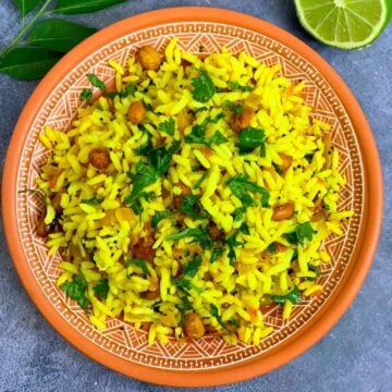 Mandakki Usli served on a brown plate garnished with coriander leaves and lemon on side