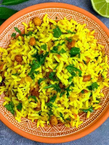 Mandakki Usli served on a brown plate garnished with coriander leaves and lemon on side