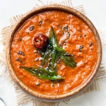 onion chutney served in a wooden bowl with tempering on the top