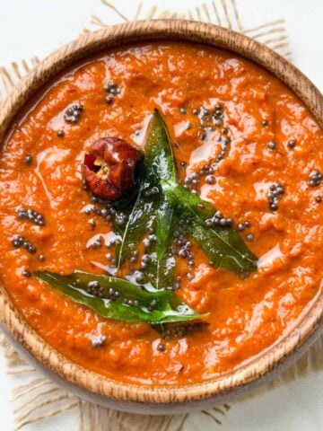 onion chutney served in a wooden bowl with tempering on the top