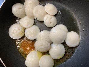 step to saute mini idli in tadka