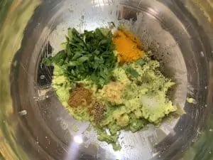 spices added to avocado mashed pulp