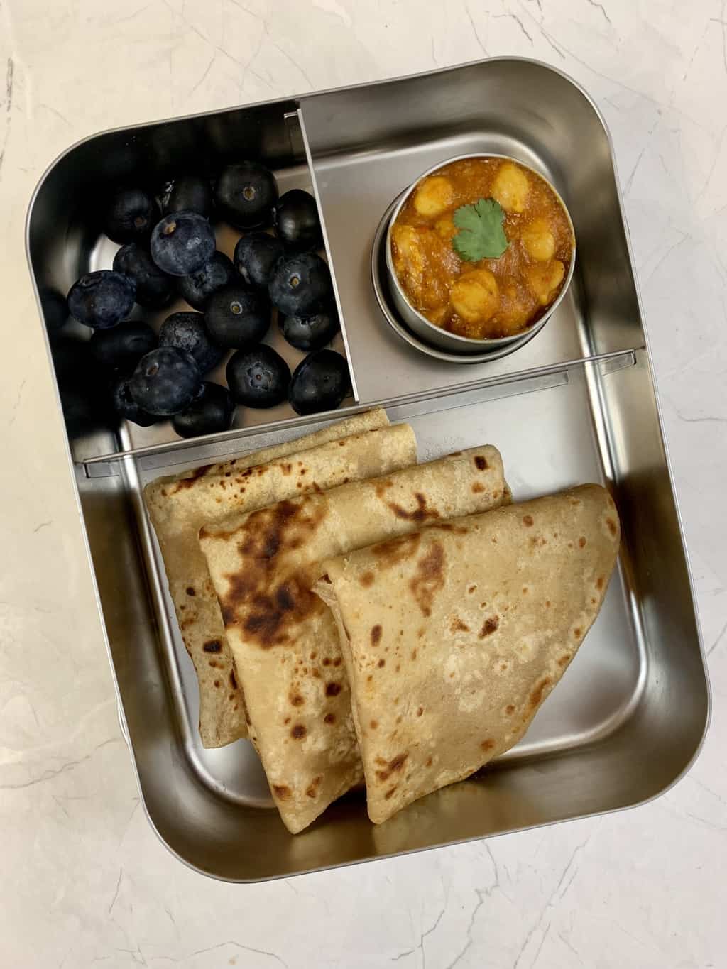 lunchboxidea25 chana masala chapati and blueberries