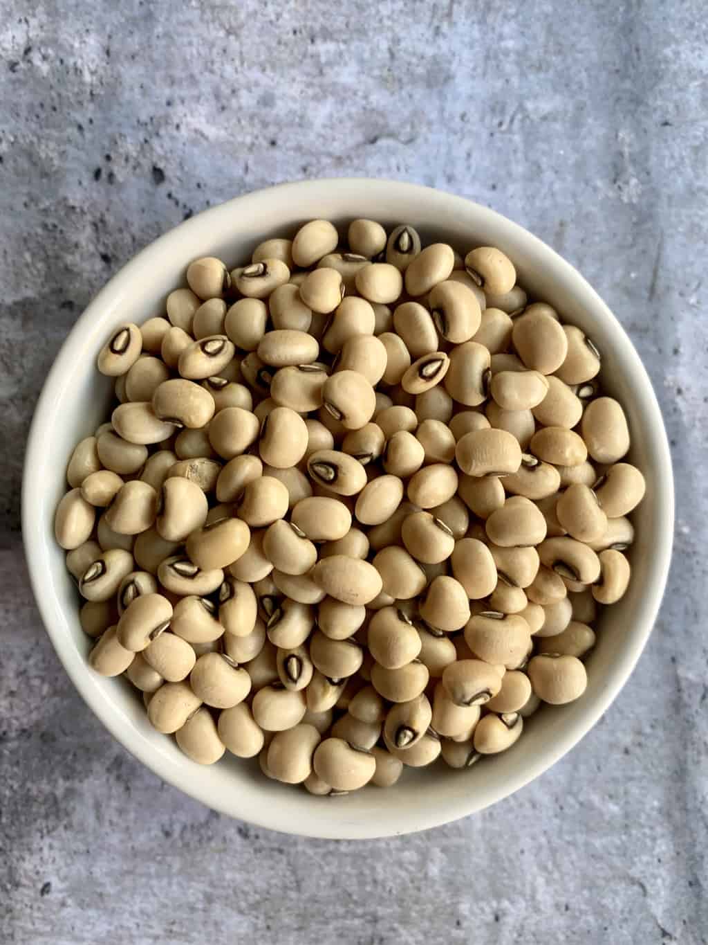 dry black eyed peas in a white bowl