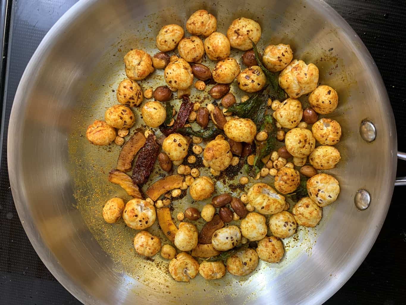 phool makhana chivda in a pan