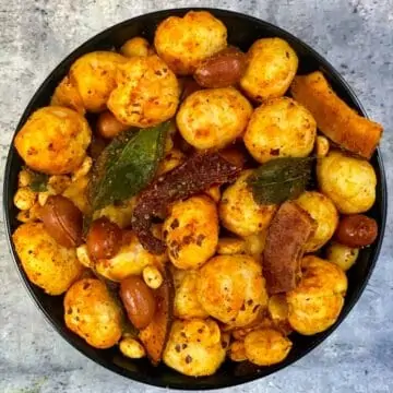 phool makhana chivda served in a bowl