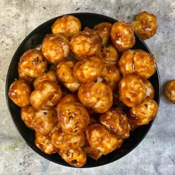 Caramel Makhana on a black bowl