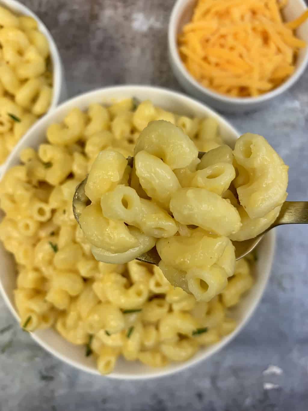 mac and cheese in a spoon