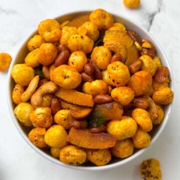 makhana chivda served in a bowl