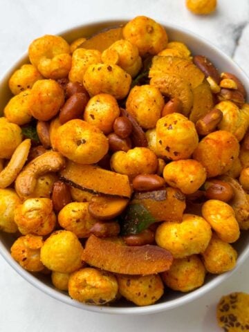 makhana chivda served in a bowl