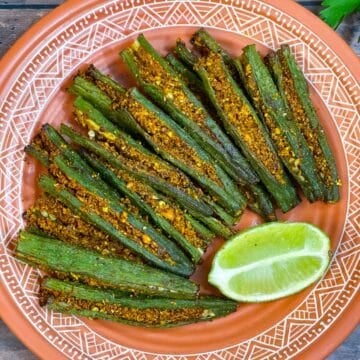 air fryer bharwa bhindi recipe served on a plate with a lime wedge on the side