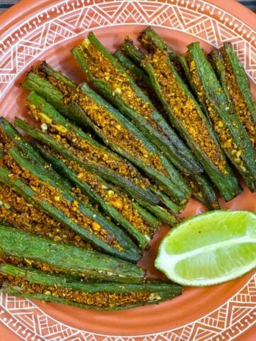 air fryer bharwa bhindi recipe served on a plate with a lime wedge on the side