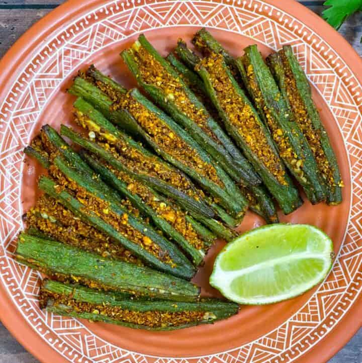 air fryer bharwa bhindi served on a plate with a lime wedge