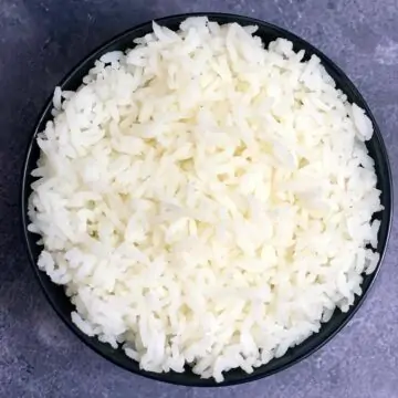 cooked sona masoori rice served in a bowl