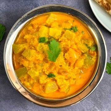 Bottle gourd Kurma served in a bowl with chapatis on the side