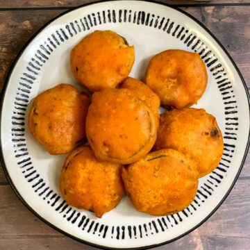 a heap of zucchini bajji served on a plate