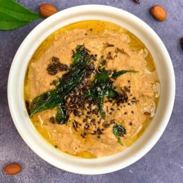 Peanut chutney servito in una ciotola con temperaggio in cima