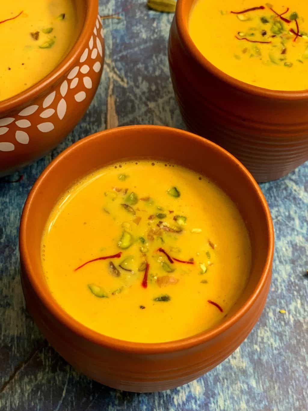 carrot almond kheer in serving bowls garnished with nuts 