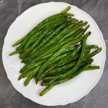 air fryer green beans served on a plate