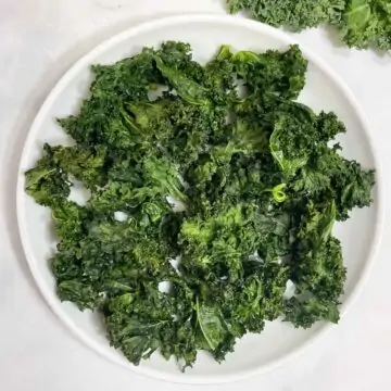 kale chips served on a plate