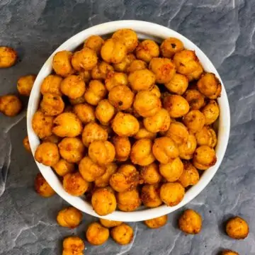 air fryer roasted chickpeas served in a bowl