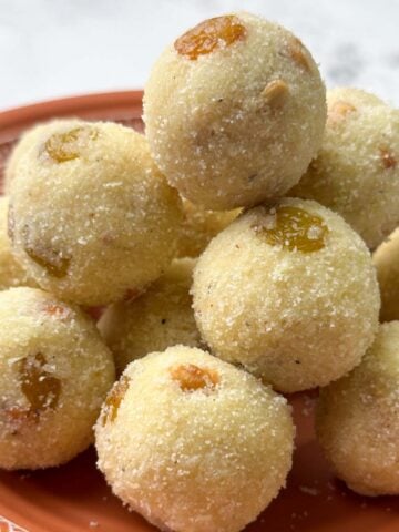 rava ladoos stacked on a plate