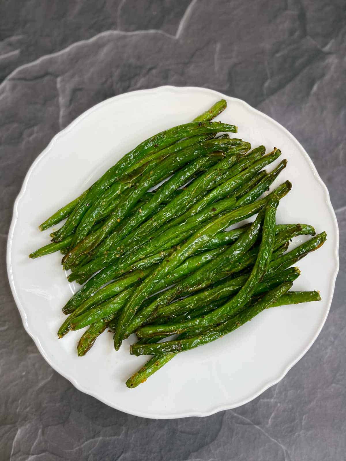 air fryer green beans served on a plate
