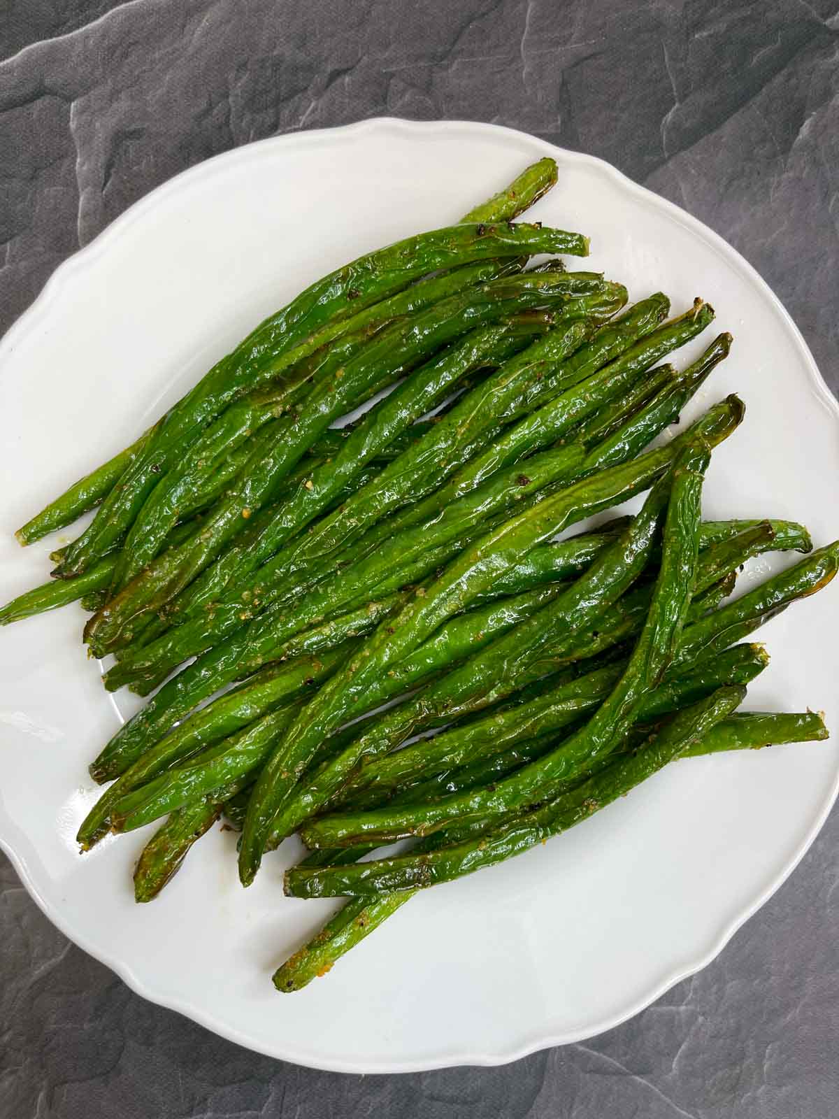 air fryer green beans served on a plate