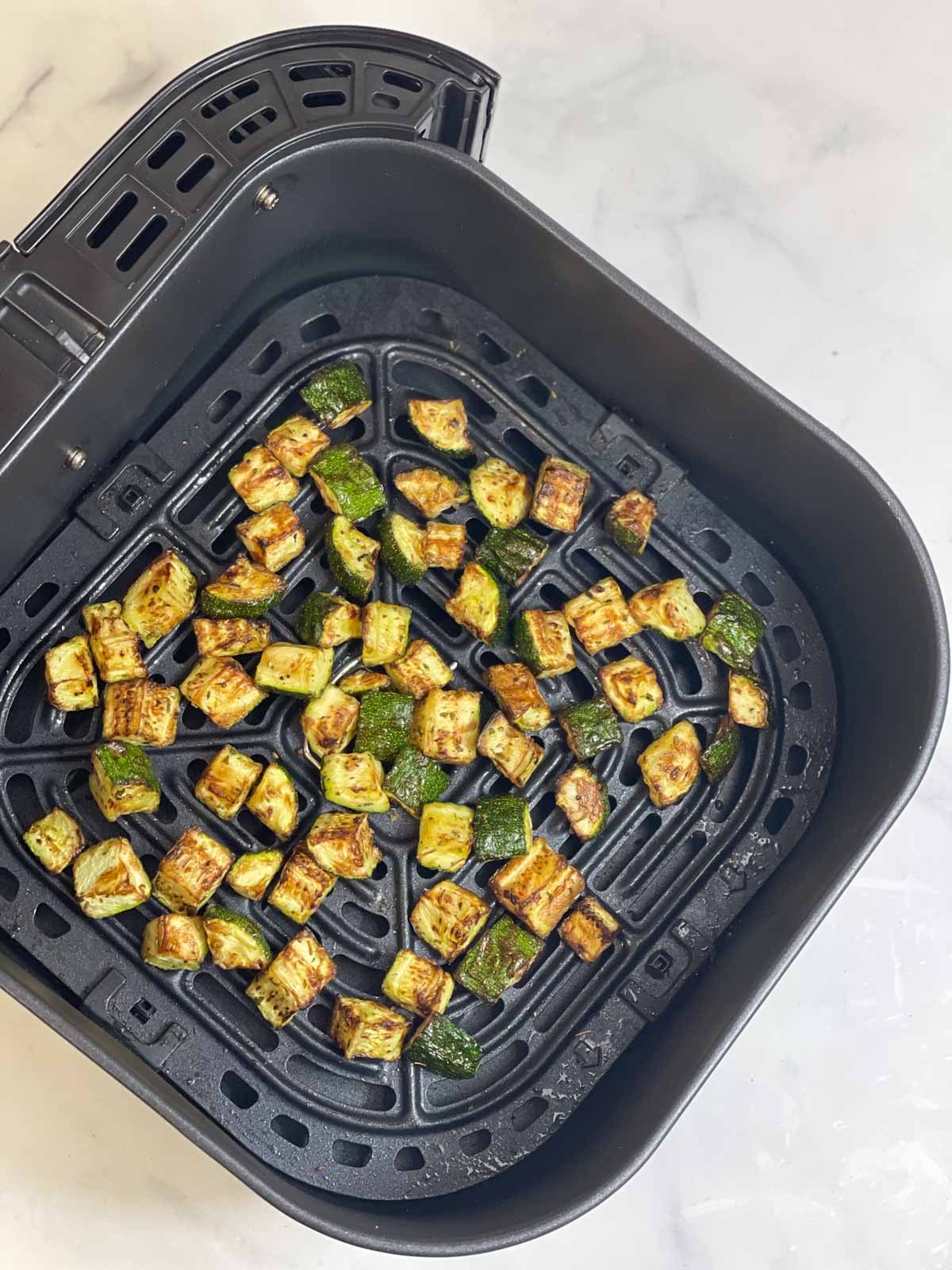 air fried zucchini in the basket 