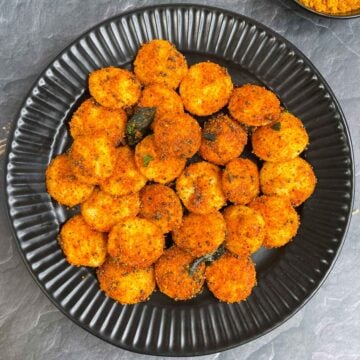 podi idli served on a plate with idli podi on the side