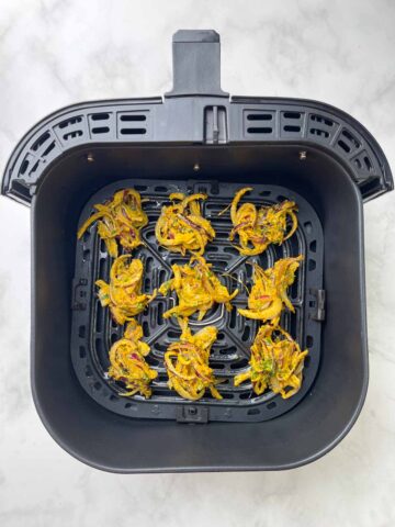 step to arrange the pakoda in the air fryer basket
