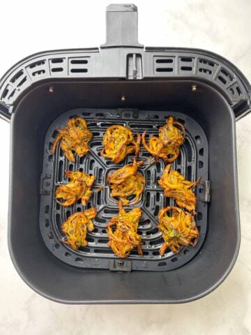 air fryer onion pakora on the air fryer basket