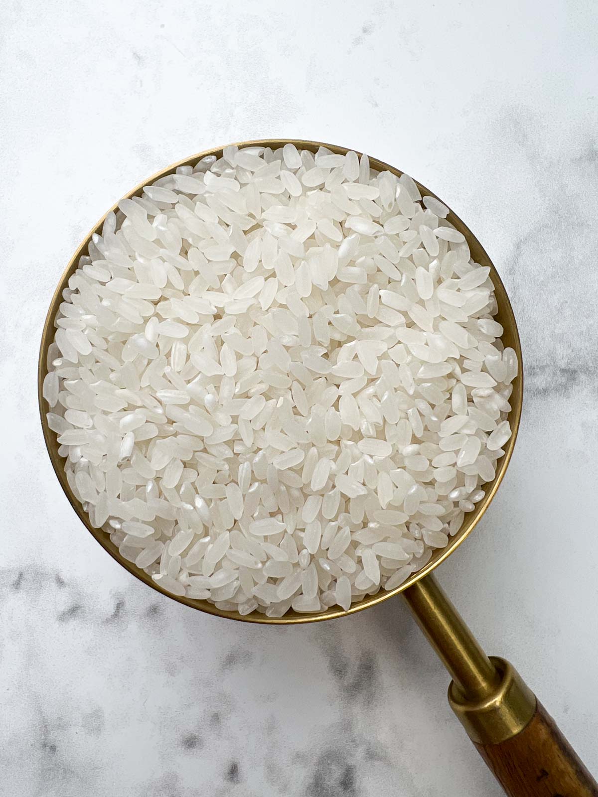 dry calrose rice in a measuring cup