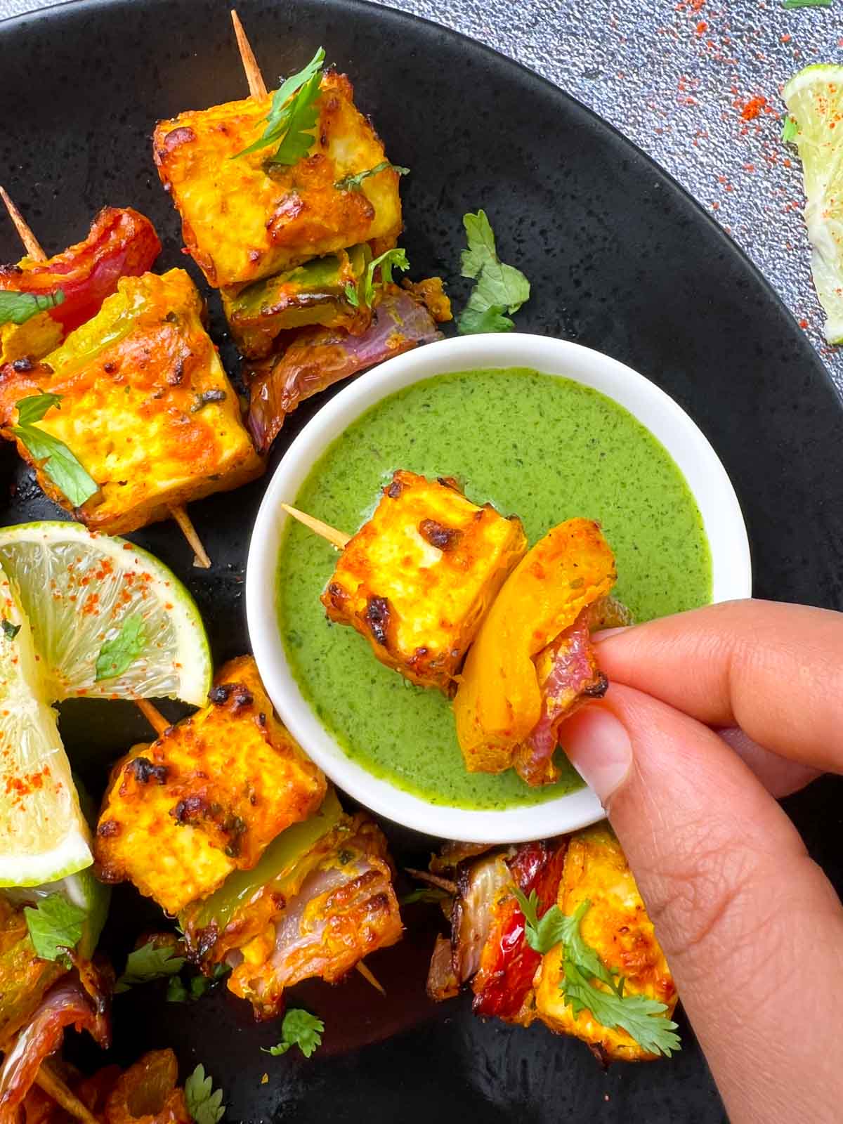 tandoori tofu recipe dipped in green chutney