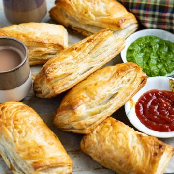 Six veg puff with chai, ketchup and green chutney on the side