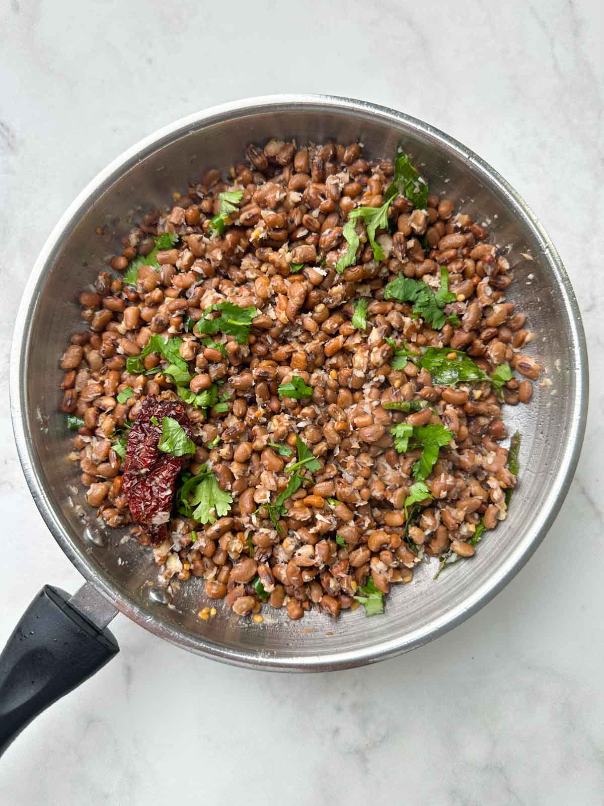 chori dal sundal in a pan