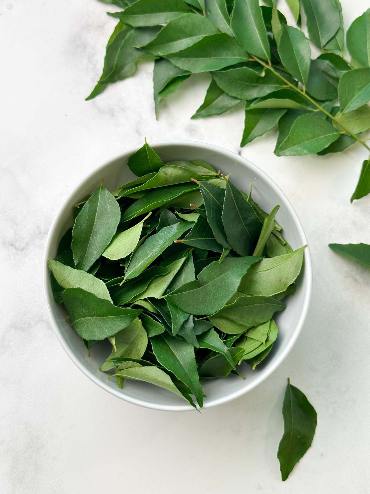 curry leaves in bowl