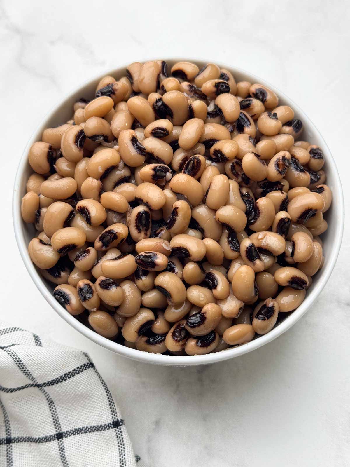 cooked black eyed peas in a bowl